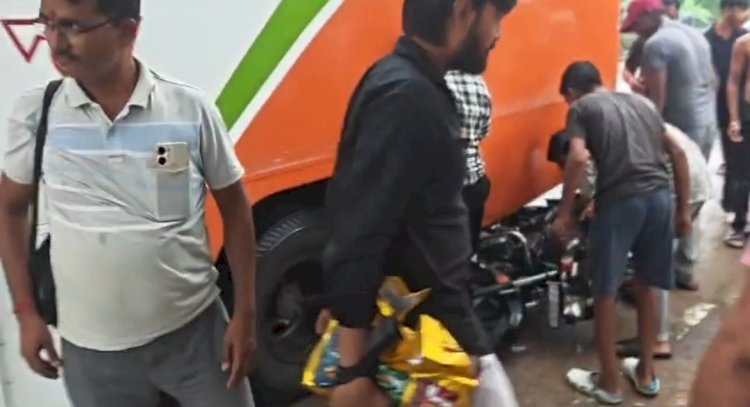 रायबरेली-तेज रफ्तार बाइक अनियंत्रित होकर रोडवेज बस में घुसी, बाल-बाल बचा सवार