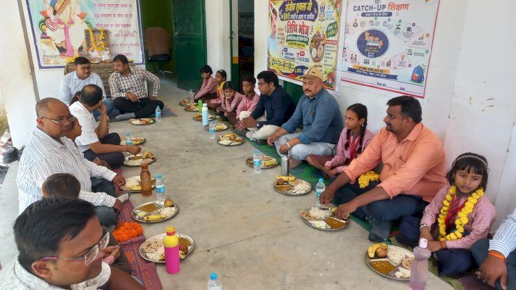 संजीव शुक्ला की 50वीं जयंती पर प्राथमिक विद्यालय निगोही में तिथि भोज आयोजित