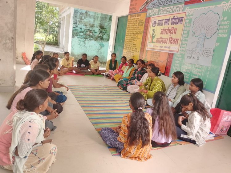 अंतर्राष्ट्रीय बालिका दिवस पर बालिकाओं ने भरी सपनों की उड़ान, पेड़ की शाखाओं पर उकेरीं भविष्य की आकांक्षाए
