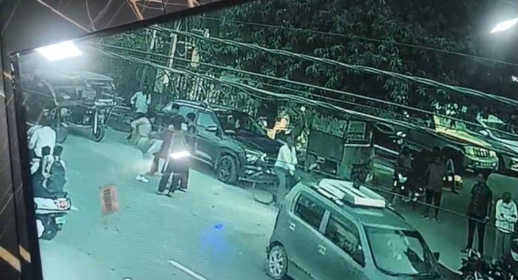 रायबरेली: दबंगों को नहीं रहा पुलिस का खौफ, बीच सड़क युवक को लोहे की रॉड से पीटा