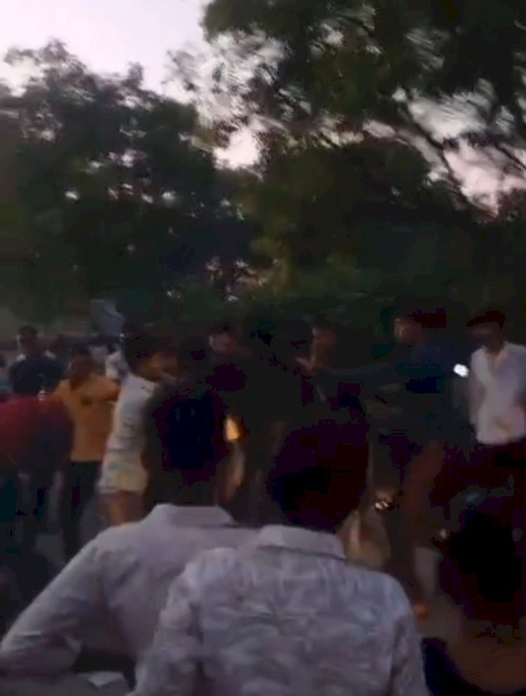 रायबरेली: बीच सड़क पर दबंगों की खुलेआम गुंडई, पार्किंग विवाद में दो भाइयों की पिटाई का वीडियो वायरल