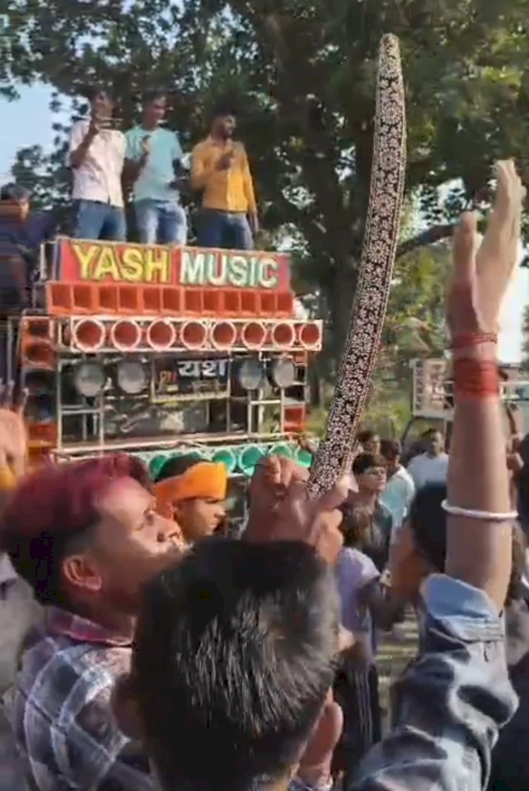 रायबरेली: मूर्ति विसर्जन के दौरान बवाल, डीजे पर डांस को लेकर दो गुटों में मारपीट
