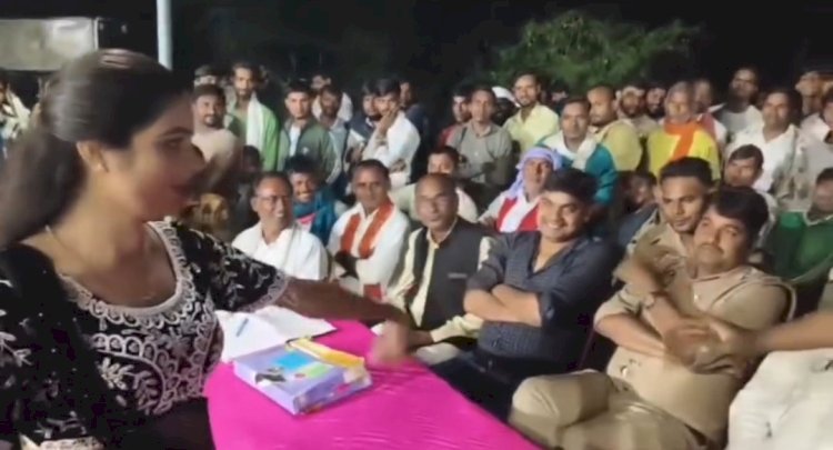 रायबरेली: दरोगा के सामने महिला डांसरों के ठुमके, ‘दरोगा जी चोरी हो गई’ गाने पर झूमे लोग!