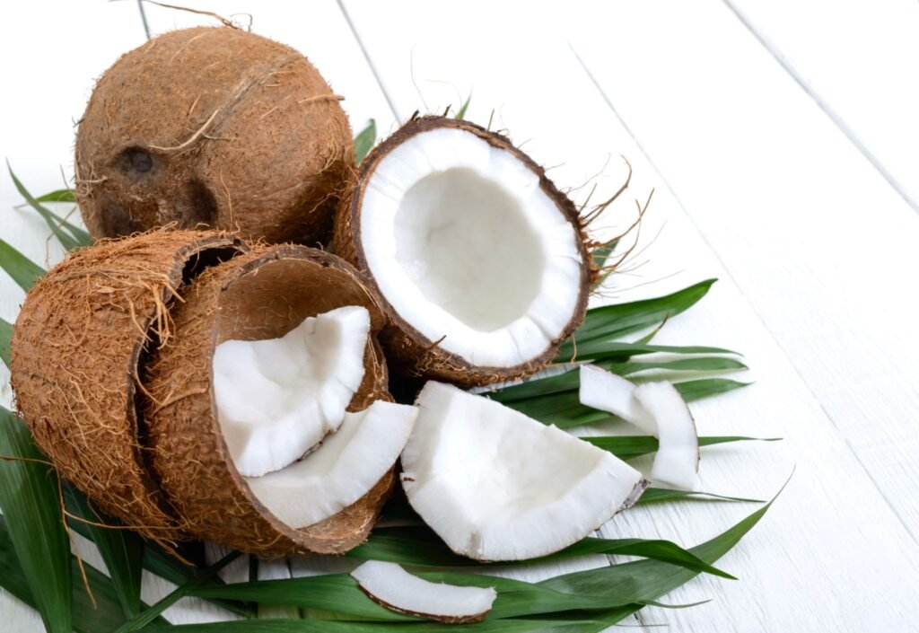 नारियल पानी के फायदें जान रह जाएंगे दंग, इम्यूनिटी बढ़ाने के साथ, वजन कम करने में भी कारगर