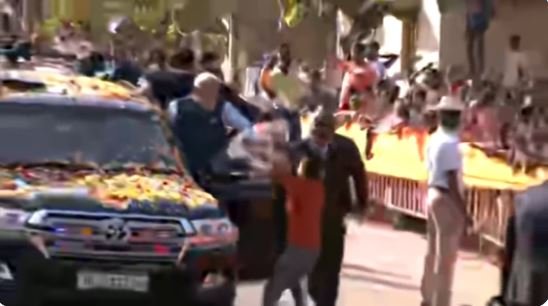 प्रधानमंत्री की सुरक्षा में बड़ी चूक, बैरिकेड्स के ऊपर से छलांग लगा पीएम मोदी के पास पहुंचा युवक