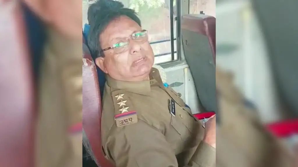 यूपी-बिना टिकट लिए बैठे इंस्पेक्टर को यात्रियों ने लताड़ा 