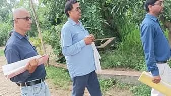 घटना स्थल पर पहुंची राजस्व टीम, पूर्व जिला पंचायत सदस्य के घर; दरवाजे की भूमि नपी