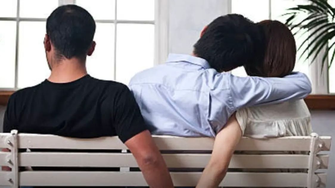 गर्लफ्रेंड के चक्कर में दो दोस्त बने दुश्मन... दोनों का एक ही लड़की से चल रहा था अफेयर