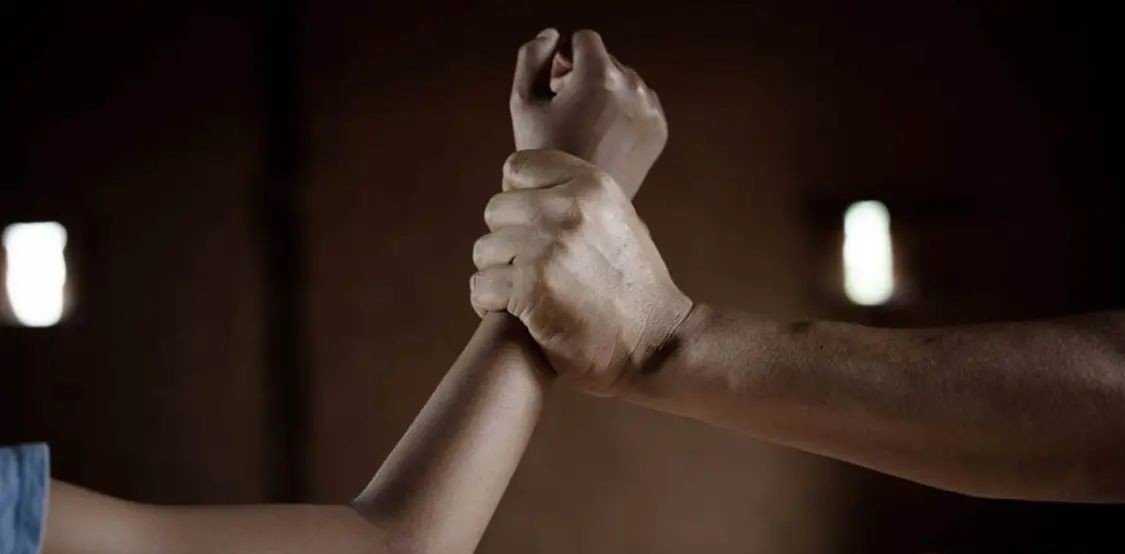 'खींचते हैं दुपट्टा, मुंह पर छोड़ते हैं सिगरेट का धुआं...', दुष्कर्म पीड़िता ने अधिकारियों के सामने सुनाई आपबीती