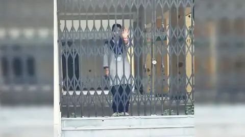 स्कूल की छुट्टी के बाद क्लासरूम से आने लगीं लड़कियों की आवाजें, थोड़ी देर बाद पहुंचे अभिभावक तो रह गए दंग