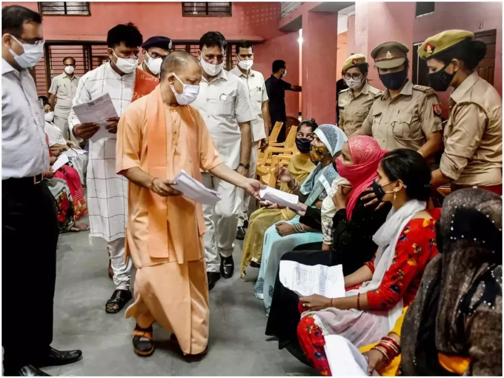 सीएम योगी ने जनता दरबार में सुनी फरियादियों की समस्या, अफसरों को दिए निस्तारण के निर्देश !