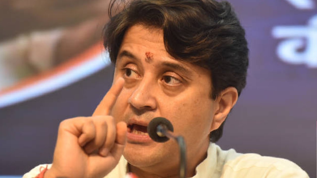 कमलनाथ और दिग्विजय की जुगलबंदी पर सिंधिया का वार, कांग्रेस के मेनिफेस्टो को क्यों करार दिया गहरा गड्ढा?