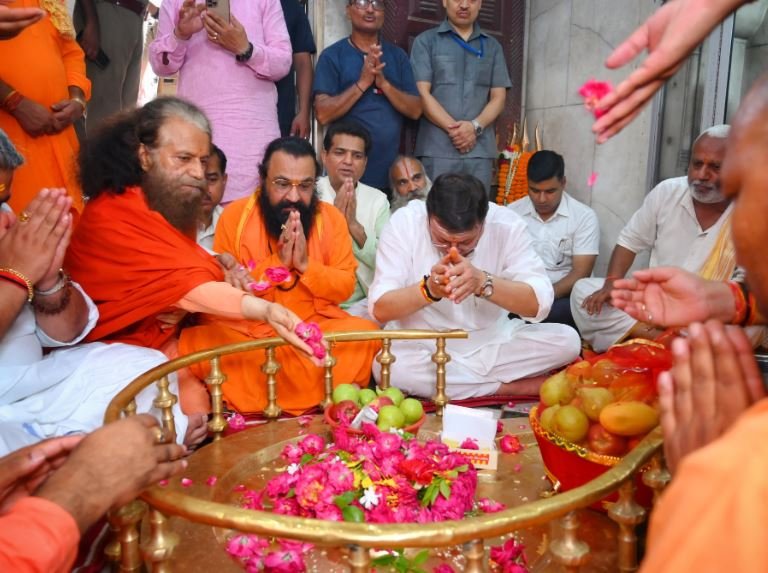 सीएम ने दक्षेश्वर महादेव मंदिर में की पूजा अर्चना, प्रदेशवासियों के सुख, समृद्धि की कामना की