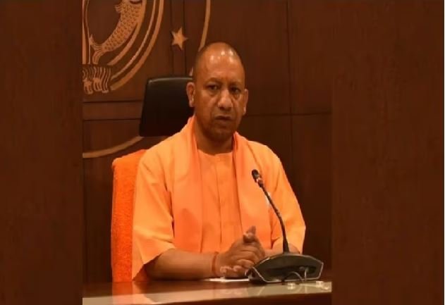 सीएम योगी ने अधिकारियों को फील्ड में सतर्कता बरतने के दिए निर्देश, अफवाह फैलाने वालों के खिलाफ होगी सख्त कार्रवाई