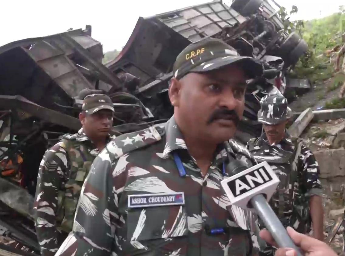 अमृतसर से कटरा जा रही बस खाई में गिरी