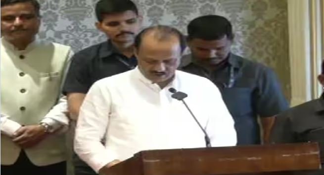 अजित पवार ने की चाचा से बगावत, NCP छोड़ शिंदे सरकार में बने डिप्टी CM