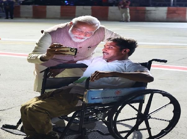 पीएम मोदी का तमिलनाडु दौरा: कौन है यह दिव्यांग जिसके साथ पीएम मोदी ले रहे हैं सेल्फी?